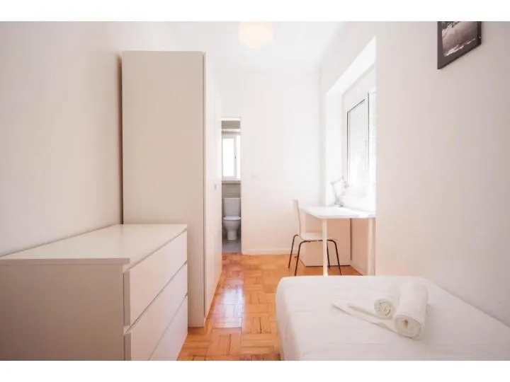 Houze_4 Room Flat In Central Lisbon Portugal
